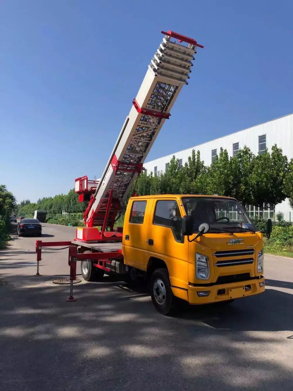 龙华附近的云梯车出租服务：轻松解决高空作业需求